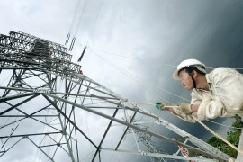 Công nhân thi công hoàn thành đường dây 500kV mạch 3. (Ảnh: Việt Hoàng/TTXVN)