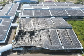 Vụ cháy xảy ra tại nhà xưởng sản xuất giày da của Công ty. (Ảnh: Huỳnh Sơn/TTXVN)