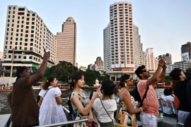 Khách du lịch đi thuyền trên sông Chao Praya ở Bangkok, Thái Lan. (Ảnh: AFP/TTXVN)