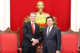 Ông Nguyễn Xuân Thắng tiếp Phó Chủ tịch Đảng Cánh tả Đức Maximilian Schirmer. (Ảnh: Phương Hoa/TTXVN)