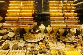 Trang sức vàng được bày bán tại tiệm kim hoàn ở Istanbul, Thổ Nhĩ Kỳ. (Ảnh: THX/TTXVN)