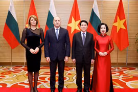 Chủ tịch nước Lương Cường và Phu nhân cùng Tổng thống Bulgaria Rumen Radev và Phu nhân dự tiệc chiêu đãi. (Ảnh: Lâm Khánh/TTXVN)