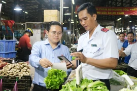 Thành phố Hồ Chí Minh giám sát đảm bảo an toàn thực phẩm tại chợ đầu mối Bình Điền. (Ảnh: Đinh Hằng/TTXVN)