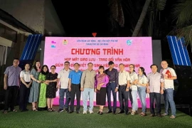 Sinh viên Lào, Campuchia và các gia đình Việt tham gia chương trình họp mặt giao lưu, trao đổi văn hóa. (Ảnh: TTXVN phát)