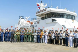 Lực lượng Cảnh sát biển Indonesia cùng các lực lượng Việt Nam chụp ảnh lưu niệm tại cảng. (Ảnh: TTXVN phát)