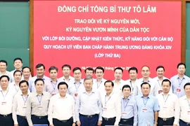 Tổng Bí thư Tô Lâm với cán bộ, học viên Lớp bồi dưỡng. (Ảnh: Thống Nhất/TTXVN)