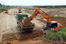 Thi công tại gói thầu số 9 đang đắp gia tải nền đất yếu trên địa bàn huyện Hoài Đức, phấn đấu hoàn thành vào 30/6. (Ảnh: Huy Hùng/TTXVN)