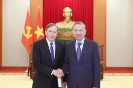 Tổng Bí thư Tô Lâm tiếp Đại tướng David Petraeus, đồng sở hữu Quỹ kiêm Chủ tịch Viện Toàn cầu Quỹ đầu tư Kohlberg Kravis Roberts (KKR) của Hoa Kỳ. (Ảnh: Thống Nhất/TTXVN)