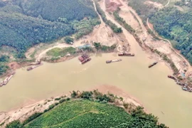 Một bãi tập kết cát của Công ty Vạn Lộc ở xã An Lạc, huyện Lục Yên (Yên Bái). (Ảnh: Tuấn Anh/TTXVN)