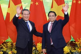 Thủ tướng Phạm Minh Chính và Thủ tướng Trung Quốc Lý Cường chụp ảnh chung trước hội đàm. (Ảnh: Dương Giang/TTXVN)