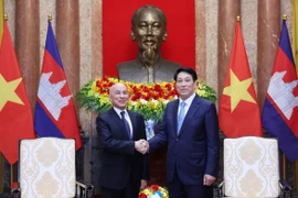 Chủ tịch nước Lương Cường và Quốc vương Campuchia Norodom Sihamoni chụp ảnh chung. (Ảnh: Lâm Khánh/TTXVN)