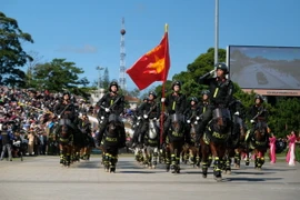 Đoàn cảnh sát cơ động kỵ binh tham gia diễu hành tại lễ khai mạc. (Ảnh: Nguyễn Dũng/TTXVN)