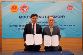 Ông Park Gyun Ik, Chủ tịch IC Food và ông Đoàn Quang Việt, Chủ tịch VFAK công bố Văn bản thỏa thuận. (Ảnh: Đức Thắng/TTXVN)