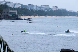 Mô tô nước phục vụ khách du lịch tại bãi biển Dinh Cậu, phường Dương Đông, thành phố Phú Quốc (Kiên Giang). (Ảnh: Lê Huy Hải/TTXVN)
