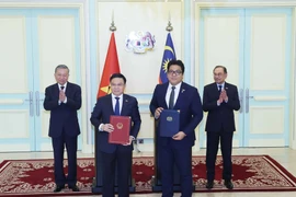 Tổng Bí thư Tô Lâm và Thủ tướng Malaysia Anwar Ibrahim chứng kiến trao đổi văn kiện hợp tác 2 nước. (Ảnh: Thống Nhất/TTXVN)