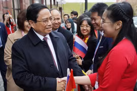 Thủ tướng Phạm Minh Chính thăm hỏi du học sinh Việt Nam tại Kazan. (Ảnh: Duy Trinh/TTXVN)