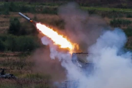 Quân đội Nga bắn yểm trợ cho máy bay trực thăng Ka-52 Alligator trong cuộc tập trận ngày 9/9. (Nguồn: EPA/TTXVN)