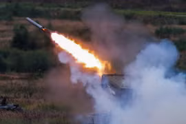 Quân đội Nga bắn yểm trợ cho máy bay trực thăng Ka-52 Alligator trong cuộc tập trận ngày 9/9. (Nguồn: EPA/TTXVN)