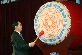 Chủ tịch nước Trần Đại Quang đánh trống khai giảng năm học 2016-2017. (Ảnh: Nhan Sáng/TTXVN)