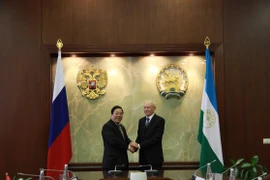 Đại sứ Nguyễn Thanh Sơn (giữa) bắt tay Tổng thống CH Bashkortorstan. (Ảnh: Dương Trí/Vietnam+)
