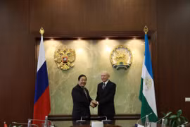 Đại sứ Nguyễn Thanh Sơn (giữa) bắt tay Tổng thống CH Bashkortorstan. (Ảnh: Dương Trí/Vietnam+)