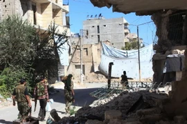 Binh sỹ Chính phủ Syria tuần tra tại Suleiman al-Halabi, khu vực ngoại ô Aleppo ngày 30/9. (Nguồn: AFP/TTXVN)