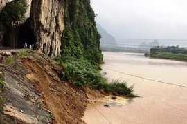 Sạt mái ta luy đường sắt ở khu gian Ngọc Lâm - Lạc Sơn, Quảng Bình. (Ảnh: Xuân Trường/TTXVN)