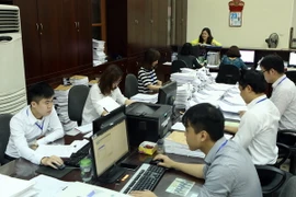 Hoạt động nghiệp vụ kế toán tại Kho bạc Nhà nước quận Hai Bà Trưng. (Ảnh: Hoàng Hùng/TTXVN)