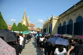 Người dân vào viếng nhà vua Bhumibol Adulyadej. (Ảnh: Sơn Nam/TTXVN)