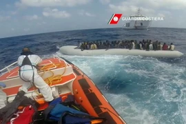 Người di cư được lực lượng bảo vệ bờ biển Italy cứutrên biển Địa Trung Hải ngày 13/9/2016. (Nguồn: EPA/TTXVN)