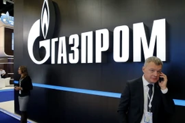 Logo của công ty Gazprom tại diễn đàn khí đốt quốc tế St. Petersburg, Nga ngày 7/10/2015. (Nguồn: EPA/TTXVN)