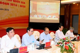 Thủ tướng Nguyễn Xuân Phúc và các đại biểu tham gia nhắn tin ủng hộ người nghèo qua Cổng Thông tin điện tử nhân đạo Quốc gia "Cả nước chung tay vì người ngươi nghèo - Không để ai bị bỏ lại phía sau”. (Ảnh: Thống Nhất/TTXVN)