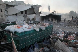 Xe chở hàng cứu trợ bị phá hủy sau một cuộc không kích tại thị trấn Orum al-Kubra, Aleppo, Syria ngày 20/9. (Nguồn: AFP/TTXVN)