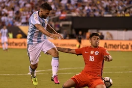 Tiền đạo Argentina Sergio Aguero (trái) trong trận đấu với Chile tại chung kết Copa America 2016. (Nguồn: AFP/TTXVN)