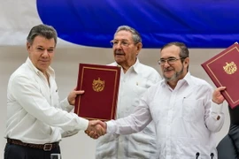 Tổng thống Colombia Juan Manuel Santos (trái, trước) và thủ lĩnh Lực lượng vũ trang Cách mạng Colombia (FARC) Timoleon Jimenez (phải, trước) tại lễ ký thỏa thuận hòa bình ở thủ đô La Habana, Cuba ngày 23/6. (Nguồn: THX/TTXVN)