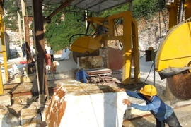 Tại một mỏ khai thác đá trên địa bàn huyện Quỳ Hợp, Nghệ An. (Ảnh : Nguyễn Văn Nhật/Vietnam+)