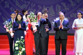 Thủ tướng Nguyễn Xuân Phúc và Phó Chủ tịch nước Đặng Thị Ngọc Thịnh trao tặng cúp Thánh Gióng cho các doanh nhân tiêu biểu. (Ảnh: Tuấn Anh/TTXVN)