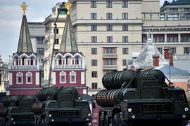 Hệ thống tên lửa phòng không S-400 của Nga trong lễ tổng duyệt duyệt binh diễu hành mừng 71 năm Ngày Chiến thắng tại Quảng trường Đỏ ở thủ đô Moskva ngày 7/5. (Nguồn: AFP/TTXVN)