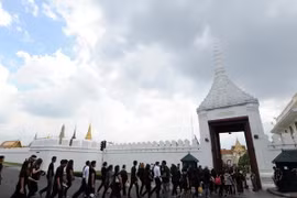 Người dân Thái Lan đến viếng Nhà vua Bhumibol Adulyadej tại Hoàng cung ở thủ đô Bangkok ngày 15/10. (Nguồn: THX/TTXVN)