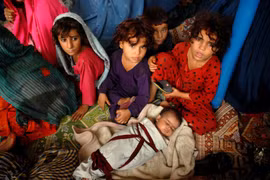 Trẻ em tị nạn Afghanistan đợi để hồi hương theo chương trình của UNHCR tại Nowshera, Pakistan. (Nguồn: THX/TTXVN)