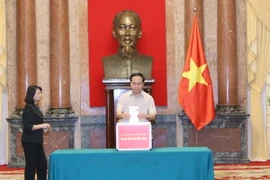 Văn phòng Chủ tịch nước quyên góp ủng hộ đồng bào miền Trung bị ảnh hưởng nặng nề do thiên tai. (Ảnh: Nhan Sáng/TTXVN)