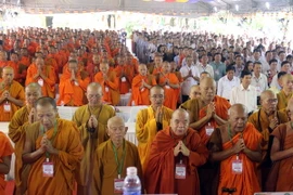 Hòa thượng, thượng tọa, đại đức tăng ni, phật tử niệm Phật cầu gia hộ tại đại lễ. (Ảnh: Lê Huy Hải/TTXVN)