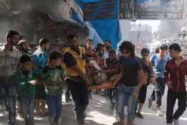 Chuyển thi thể một nạn nhân sau một vụ không kích tại Fardous, khu vực lân cận thành phố Aleppo ngày 12/10. (Nguồn: AFP/TTXVN)