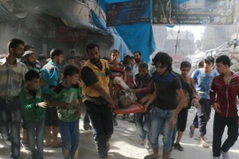 Chuyển thi thể một nạn nhân sau một vụ không kích tại Fardous, khu vực lân cận thành phố Aleppo ngày 12/10. (Nguồn: AFP/TTXVN)