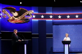 Ứng viên Tổng thống Hillary Clinton (phải) của đảng Dân chủ và Donald Trump của đảng Cộng hòa (trái) tại cuộc tranh luận trực tiếp thứ ba. (Nguồn: AFP/TTXVN)