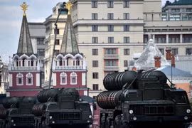 Hệ thống tên lửa phòng không S-400 của Nga trong lễ tổng duyệt duyệt binh diễu hành mừng 71 năm Ngày Chiến thắng tại Quảng trường Đỏ ở thủ đô Moskva ngày 7/5. (Nguồn: AFP/TTXVN)