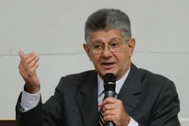 Chủ tịch Quốc hội Venezuela Henry Ramos Allup tại phiên họp Quốc hội ở Caracas ngày 23/10. (Nguồn: AFP/TTXVN)
