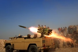Lực lượng Peshmerga bắn tên lửa từ làng Sheikh Ali gần thị trấn Bashiqa, cách Mosul 25km về phía đông bắc nhằm vào các mục tiêu của IS, ngày 20/10. (Nguồn: AFP/TTXVN)