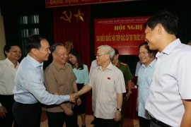 Tổng Bí thư Nguyễn Phú Trọng tiếp xúc cử tri quận Tây Hồ. (Ảnh: Trí Dũng/TTXVN)