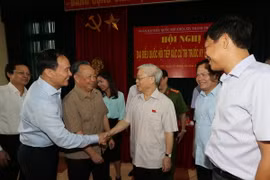 Tổng Bí thư Nguyễn Phú Trọng tiếp xúc cử tri quận Tây Hồ. (Ảnh: Trí Dũng/TTXVN)